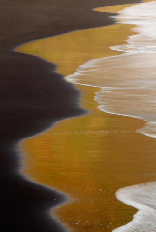 La Palma, morning reflexions on black lava 